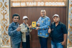 Bupati Toba Efendi Napitupulu Terima Cenderamata dari DPC AKPERSI Kabupaten Toba