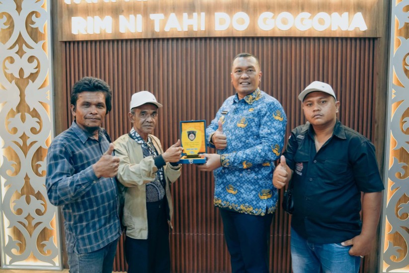 Foto: Bupati Toba Efendi S.P. Napitupulu menerima cenderamata dari Ketua DPC AKPERSI Toba Mangiring Siboro, didampingi Kabid Humas Tomuan Sibarani dan Kadiv Hukum & Advokasi Alexander Sihombing.