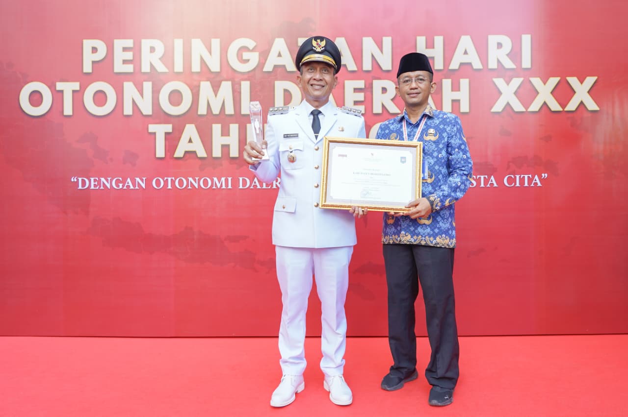 Foto: Bupati Bojonegoro, Setyo Wahono, menerima penghargaan atas Prestasi Penyelenggaraan Pemerintahan Daerah dengan status kinerja tinggi dalam Evaluasi Penyelenggaraan Pemerintahan Daerah (EPPD) 2025.