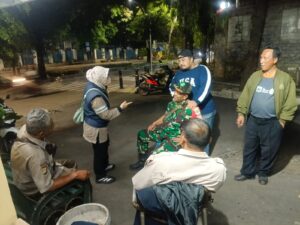 Patroli Malam Babinsa dan Warga Duren Sawit Perkuat Keamanan Cegah Tawuran Remaja