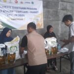 Ratusan Warga Sukodadi Lamongan Menerima Bansos Beras 20 Kg Dan Minyak 4 Liter