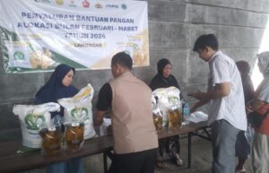 Ratusan Warga Sukodadi Lamongan Menerima Bansos Beras 20 Kg Dan Minyak 4 Liter
