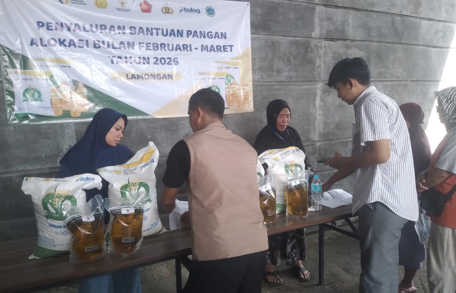 Foto: Warga Sukodadi saat mengambil bansos beras 20 kg di kantor balai desa setempat