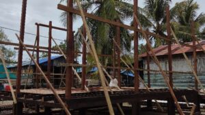 TMMD Ke-128 Kodim 1710/Mimika Gunakan Kayu Besi Berkualitas untuk Bangun Rumah Layak Huni di Kampung Keakwa