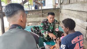 Senyum Bahagia Ibu Modesta Akarepia, Dapat Layanan Kesehatan dari Satgas TMMD Kodim 1710/Mimika