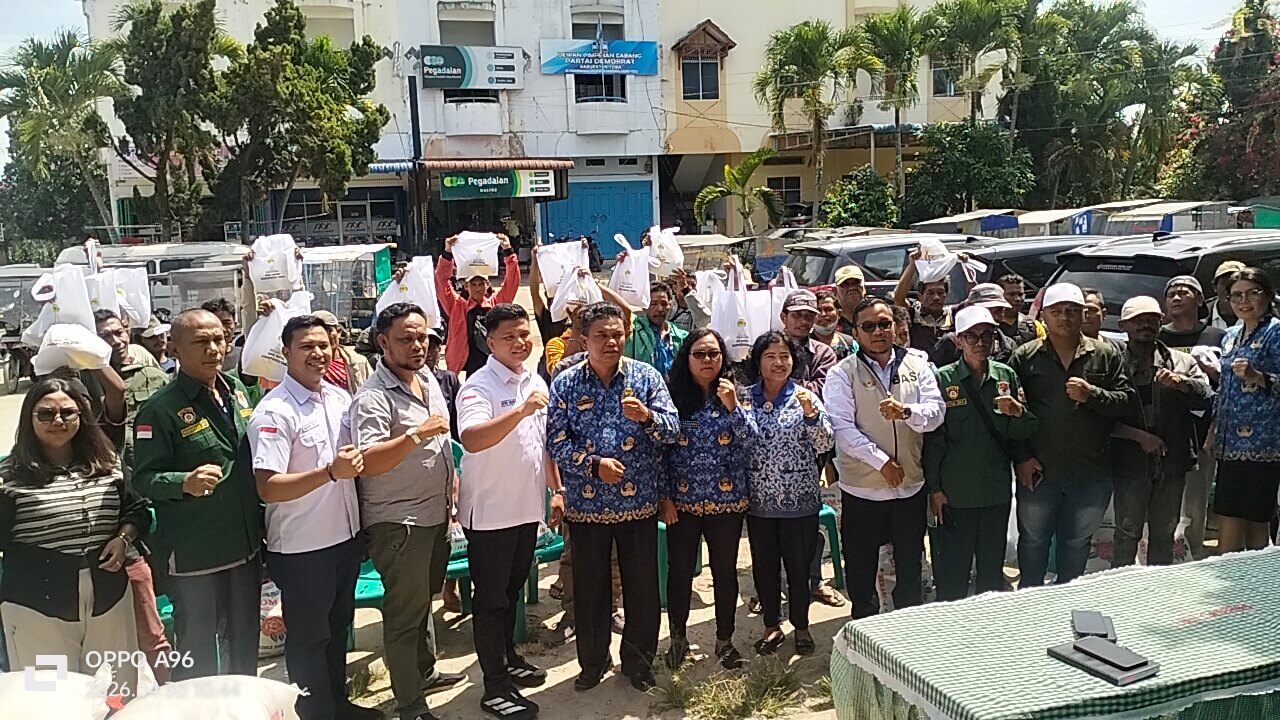 Ketua BPC HIPMI Toba Antonius Simangunsong, S.T. bersama Ketua DPC GAMKI Toba Boy Antoni Simangunsong, S.E. menyerahkan bantuan sembako kepada abang becak motor dalam kegiatan "Berbagi Kasih" HUT 1 Tahun BPC HIPMI Toba