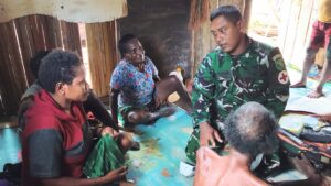 Tim Kesehatan Satgas TMMD Gerak Cepat Layani Warga Yang Sakit