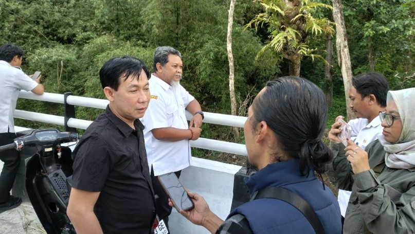 Foto: awak media mewawancarai wakil ketua komisi D DPRD kabupaten Bojonegoro, Sukur Priyanto. saat kegiatan sidak.