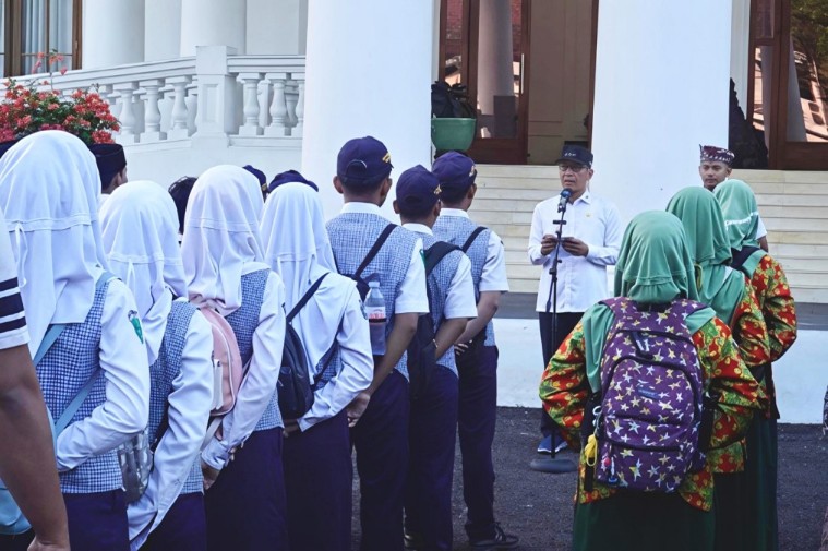 Foto: Bupati Bojonegoro, Setyo Wahono memberikan pemaparan kepada pelajar di halaman gedung putih Bojonegoro (ist)