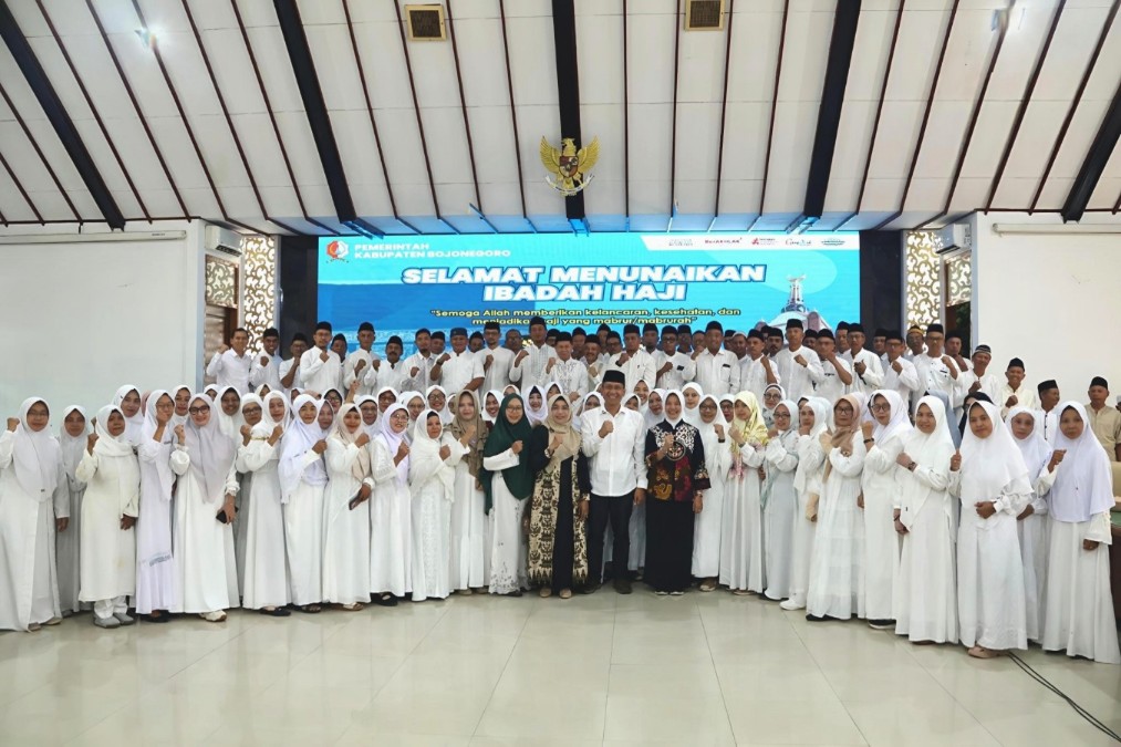Foto: Bupati Bojonegoro, Setyo Wahono bersama ASN yang mau berangkat Haji