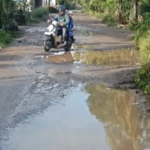 Jalan Desa Si Lom-lom Rusak Parah, Warga Mendesak Perbaikan