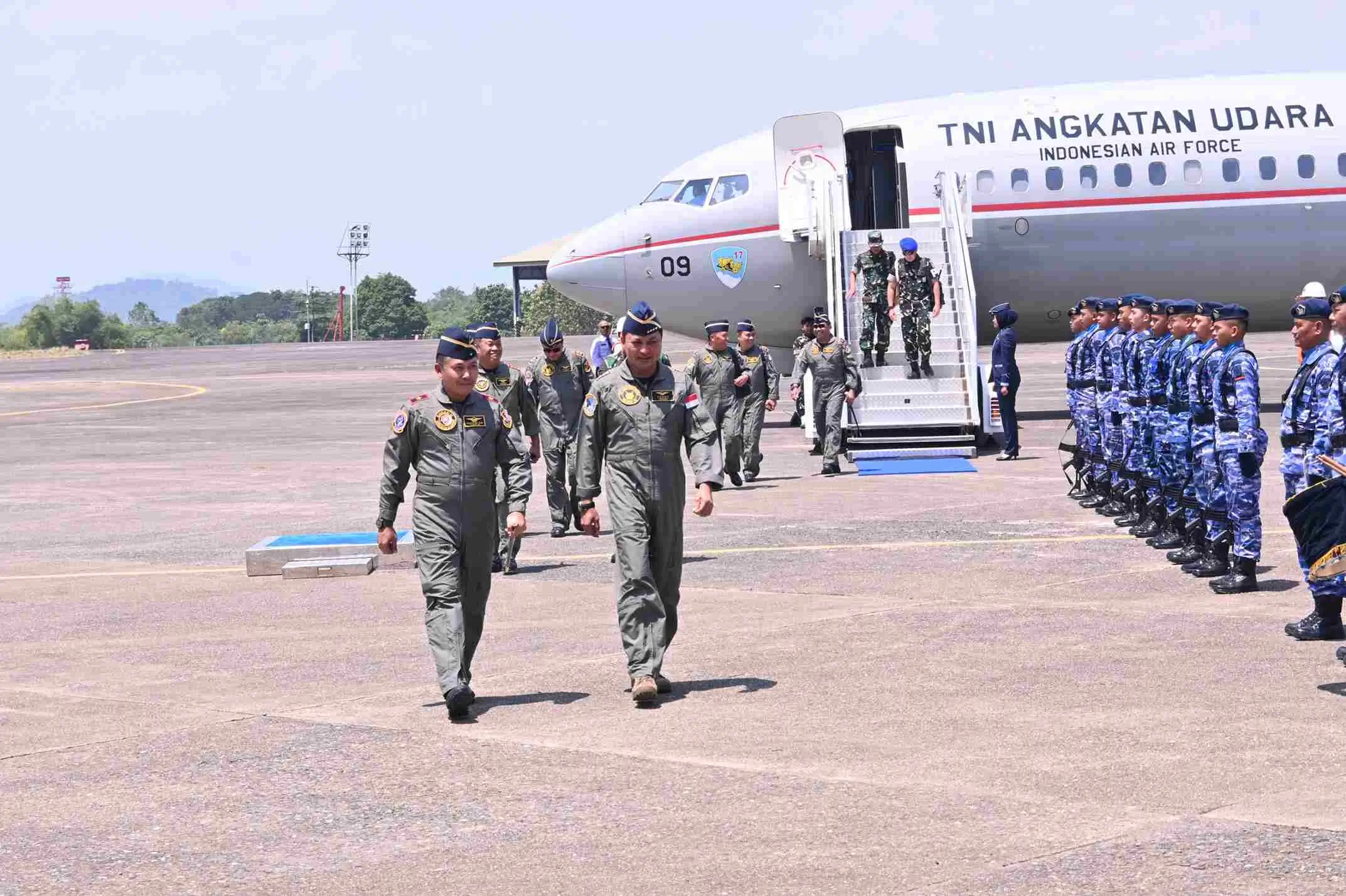 (Kiri) Komandan Lanud Sultan Hasanuddin, Marsma TNI Arifaini Nur Dwiyanto dan Kepala Staf Angkatan Udara (Kasau) Marsekal TNI M. Tonny Harjono, S.E., M.M