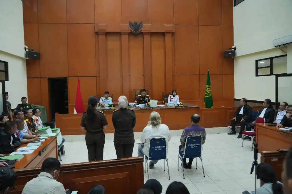 (Kiri) Terdakwa Thomas Anthony Van Der Heyden, warga negara Amerika Serikat dan Laksda TNI (Purn) Ir. Leonardi, M.Sc.