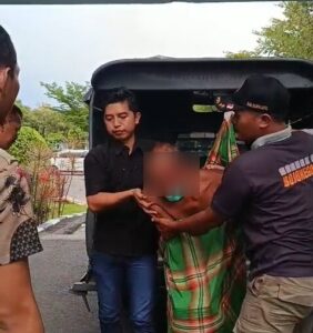 Satpol PP dan Dinsos Amankan ODGJ di Jalan Trunojoyo