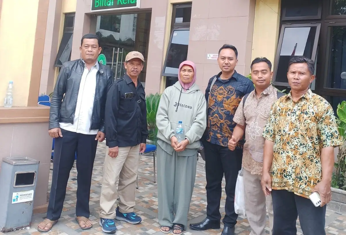 Penggugat Karmi, para saksi dan Advokat Bagus Catur Setiawan,.S.H dan Advokat Muhammad Arfan di Pengadilan Agama (PA) Blitar, Rabu (01/04/2026)