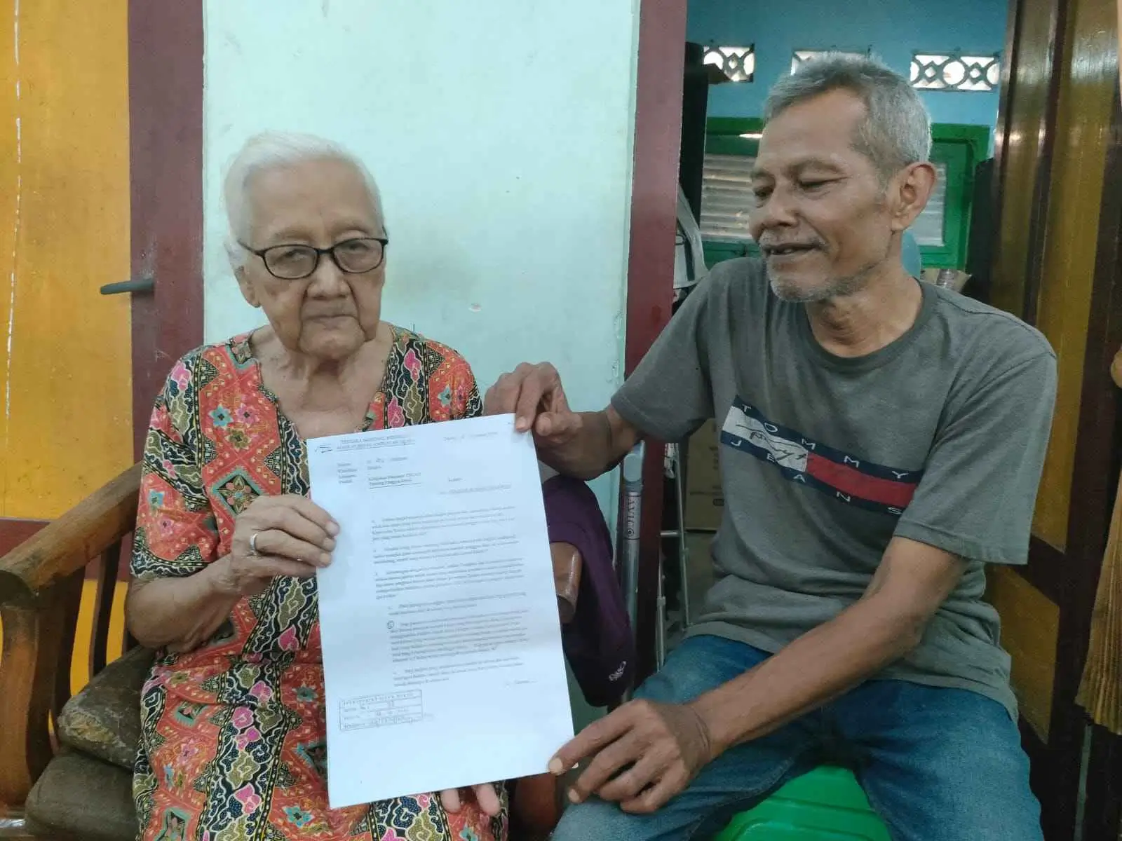 (Kiri) Siti Rukiyah (86), warakawuri TNI AU