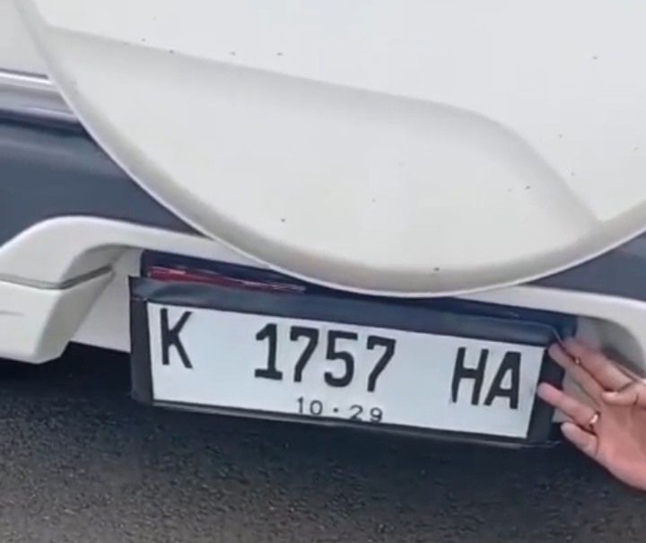 Foto: Mobil dinas DPRD Kabupaten Pati di duga di ganti plat berwarna putih.