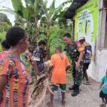 Babinsa Koramil 1710-07/Mapurujaya Ajak Warga Gotong Royong Bersihkan Halaman Gereja