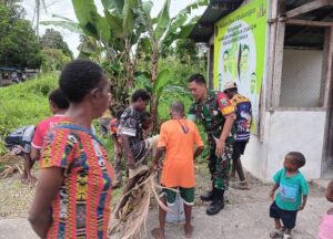 Babinsa Koramil 1710-07/Mapurujaya Ajak Warga Gotong Royong Bersihkan Halaman Gereja