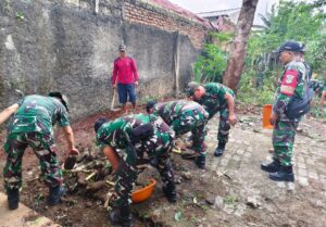 Awali Rehab Panti, Korem 051 Bersihkan Lahan untuk Pembangunan Kamar Mandi di Sawangan Depok