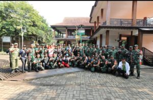 Hari Bumi: Pangdam Jaya & Arif Kamarudin Angkat 400 Kg Ikan Invasif dari Setu Babakan