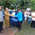 Kelurahan Pondok Kopi Terima 22 Unit Gerobak Sampah dari CSR PAM JAYA