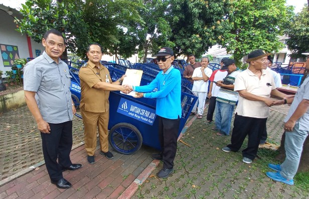 Kelurahan Pondok Kopi Terima 22 Unit Gerobak Sampah dari CSR PAM JAYA