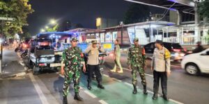 Patroli Malam Terpadu di Matraman, TNI–Polri dan Warga Bersinergi Jaga Keamanan Wilayah