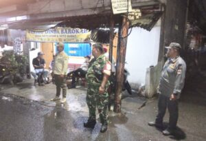 Kolaborasi Aparat dan Warga, Koramil 05/Kramatjati-Makasar Gelar Siskamling Antisipasi Kenakalan Remaja