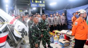 Dandim 0507/Kota Bekasi Tinjau Langsung Lokasi Tabrakan Kereta Api di Stasiun Bekasi Timur ‎