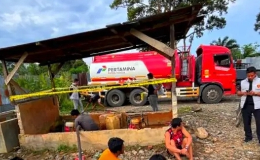 Transportasi yang diduga untuk mengangkut BBM Subsidi di gudang illegal diamankan Polda Sumatera Selatan