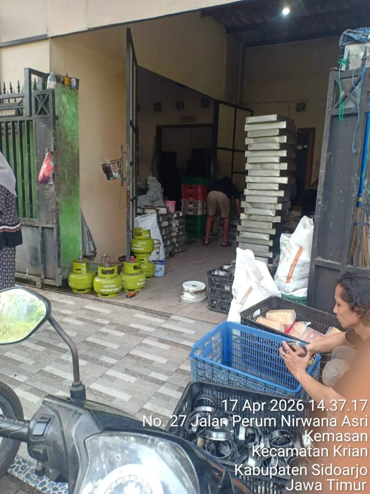 Kondisi rumah produksi roti Perumahan Nirwana Asri, Kelurahan Kemasan, Kecamatan Krian, Kabupaten Sidoarjo