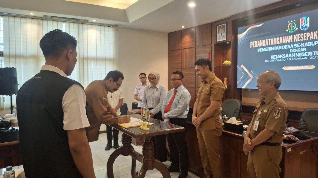 Foto: Bupati Tuban Aditya Halindra Faridzky teken kerja sama dengan Kejari di ruang Dandang Wacana Setda.(Dok.ist)