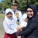 Kepala Sekolah SDN I Sukodadi Apresiasi Dua Siswi Berprestasi Dalam Lomba Pidato B Arab dan Pildacil