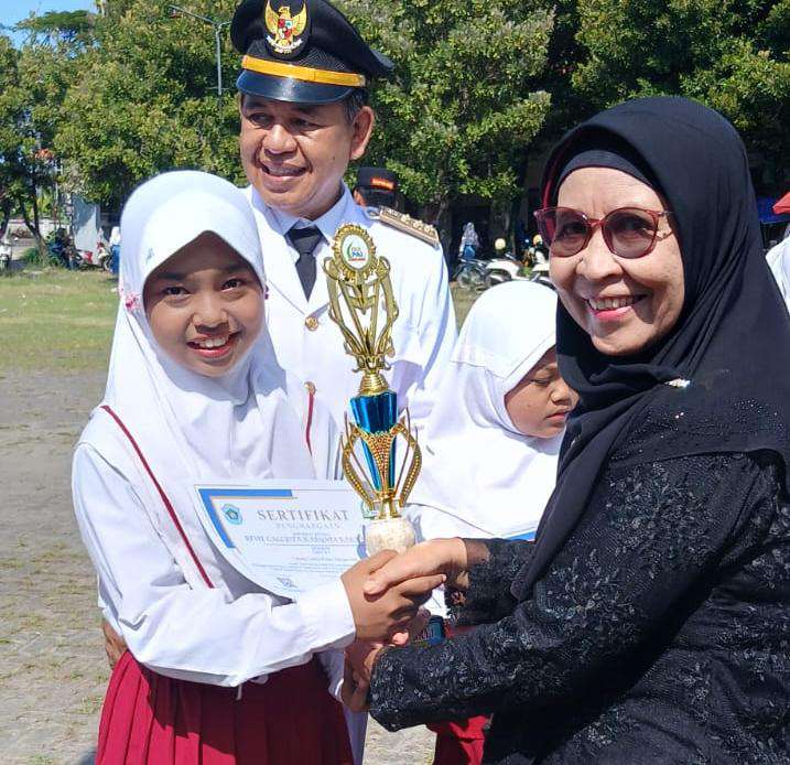 Foto:Rivie Callysta Karunia Rara Putri juara I Pidato Bahasa Arab dan Ratu Bilqis Juara II Pildacil