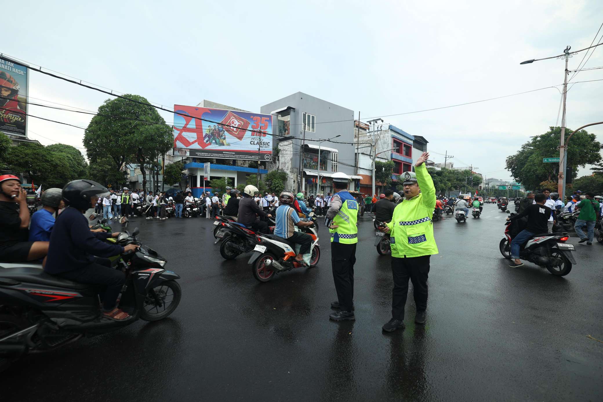 Foto: Aksi damai buruh saat May Day 2026 di depan Gedung DPRD Surabaya berlangsung tertib dan kondusif dijaga aparat kepolisian