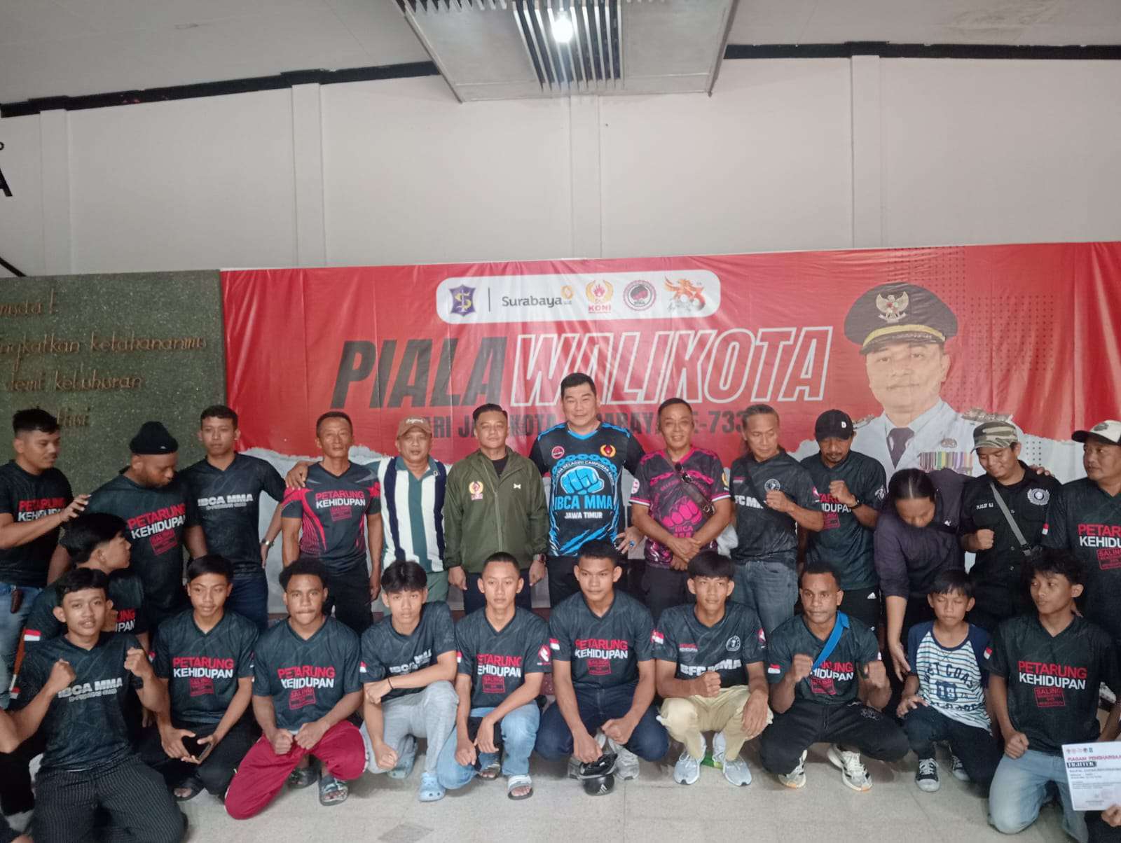 Foto: Atlet MMA bertanding dalam Kejurprov IBCA MMA Jawa Timur 2026 di Surabaya