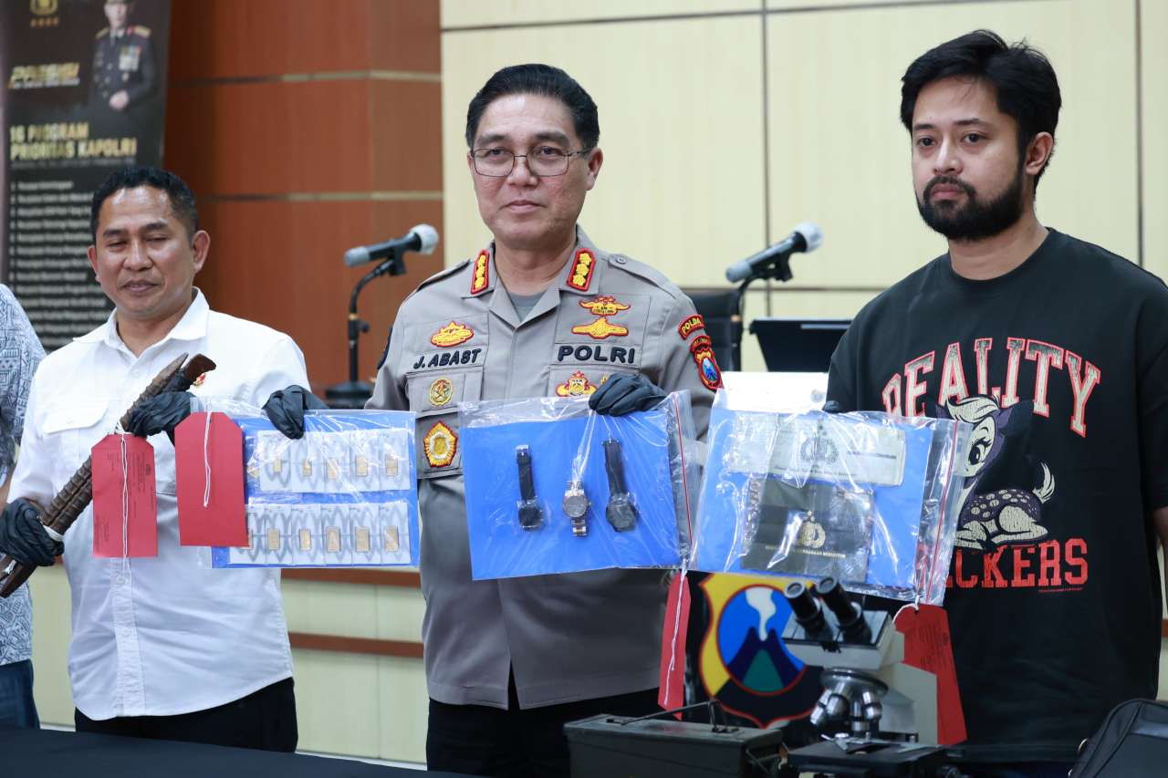 Foto: Konferensi pers Polda Jatim menunjukkan barang bukti hasil pengungkapan kasus pencurian rumah kosong lintas provinsi
