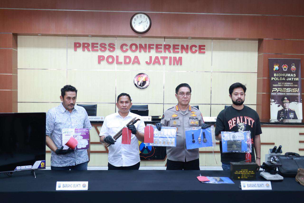 Foto: Konferensi pers Polda Jatim menunjukkan barang bukti hasil pengungkapan kasus pencurian rumah kosong lintas provinsi
