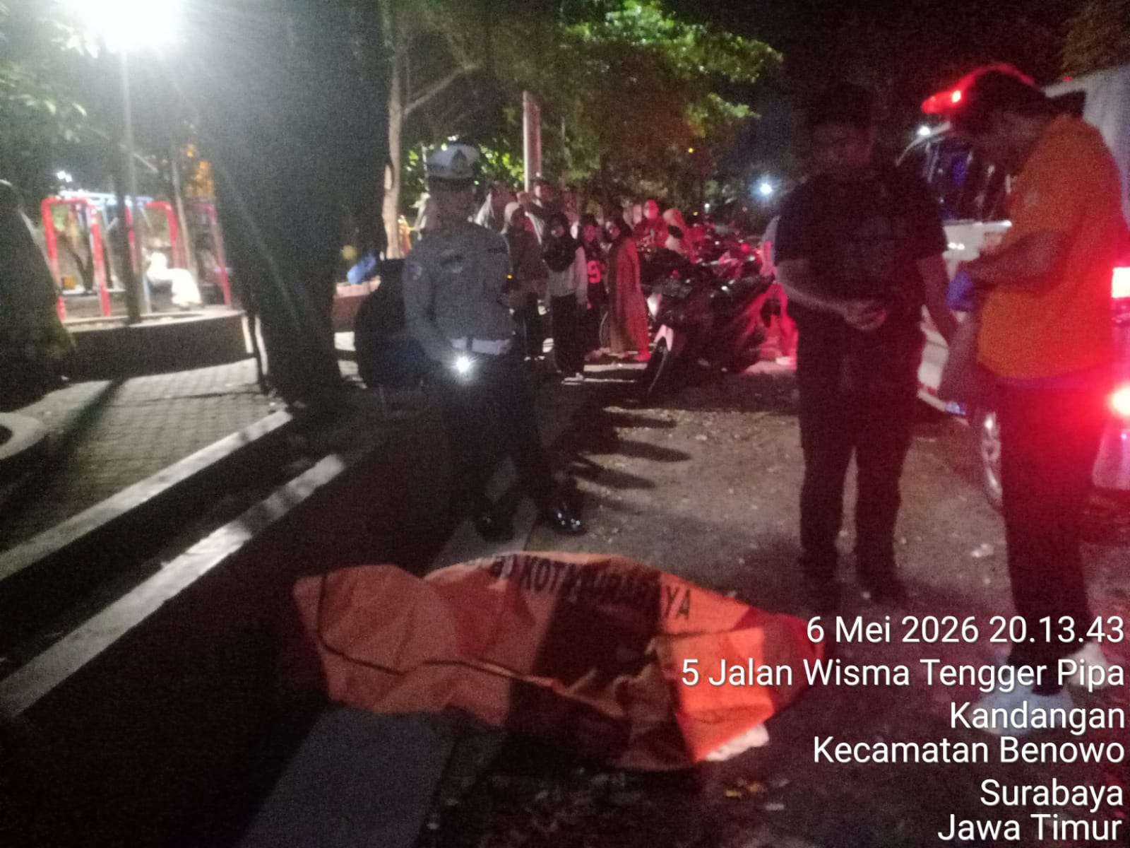 Foto: Petugas melakukan olah TKP pria meninggal mendadak di taman Tengger Kandangan Benowo Surabaya