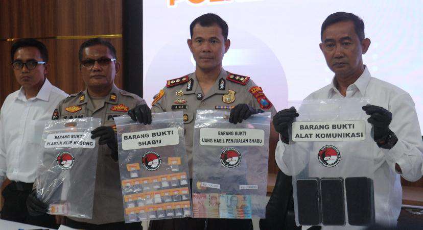 Foto: Konferensi pers Polres Probolinggo Kota menunjukkan barang bukti sabu dan tersangka pengedar narkotika hasil pengungkapan enam kasus di Probolinggo.