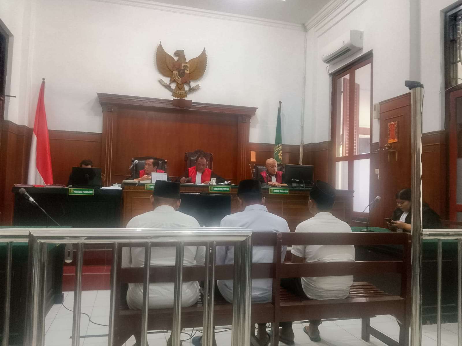 Foto: Tiga terdakwa kasus sabu di Kafe Breakshot Surabaya menjalani sidang vonis di Pengadilan Negeri Surabaya.