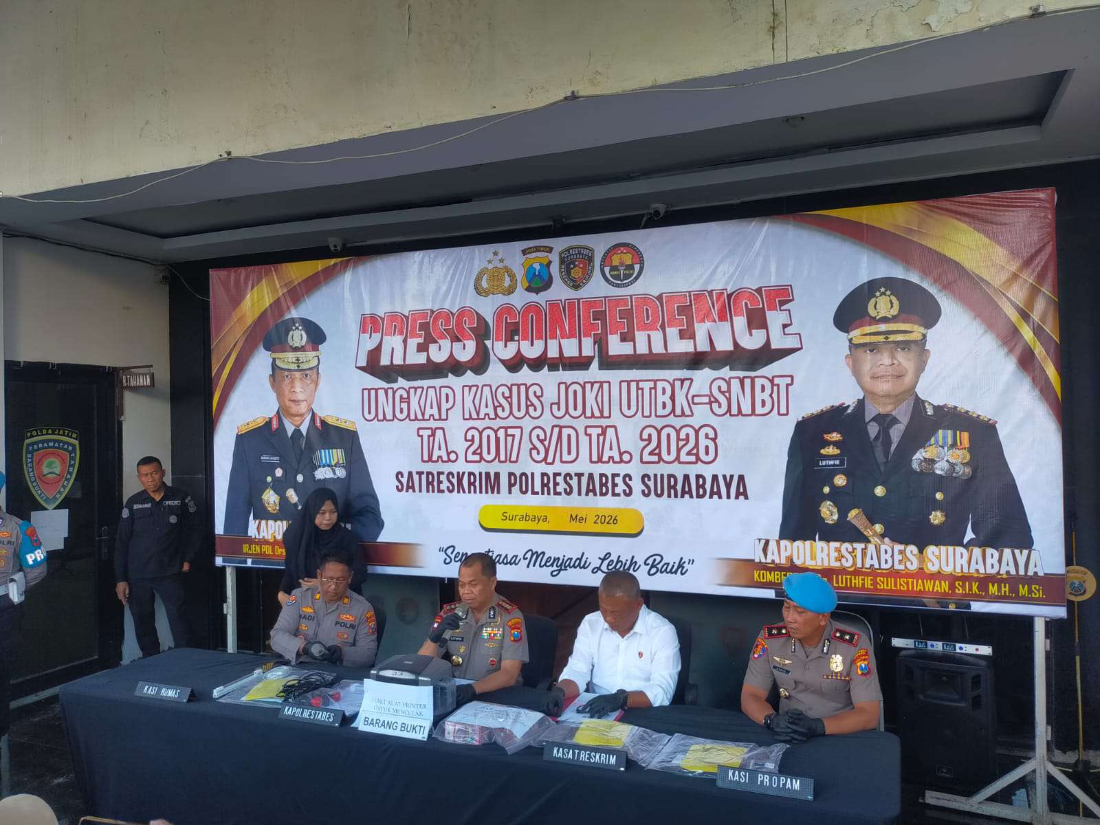 Foto: Kapolrestabes Surabaya Kombes Pol Luthfie Sulistiawan saat merilis kasus pembunuhan di Simokerto Surabaya yang menewaskan seorang korban akibat pembacokan.