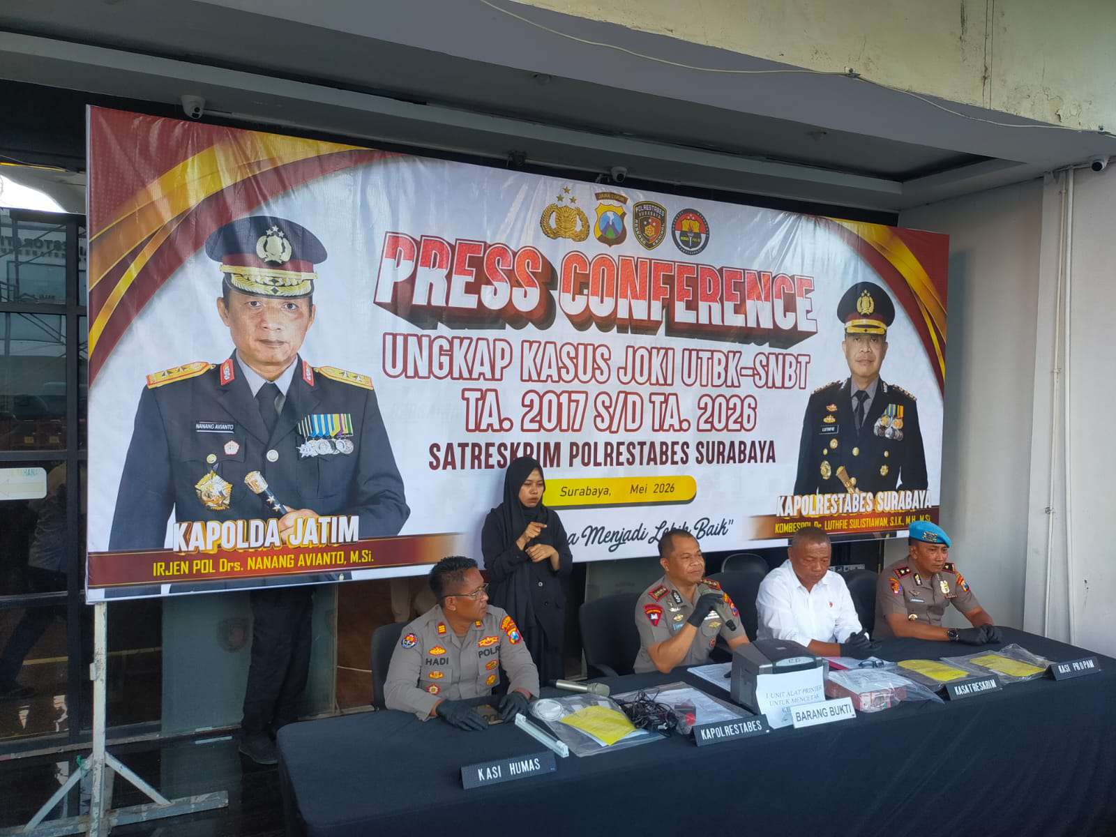 Foto: Kapolrestabes Surabaya Kombes Pol Luthfie Sulistiawan menunjukkan barang bukti kasus sindikat joki UTBK-SNBT 2026 di Mapolrestabes Surabaya.