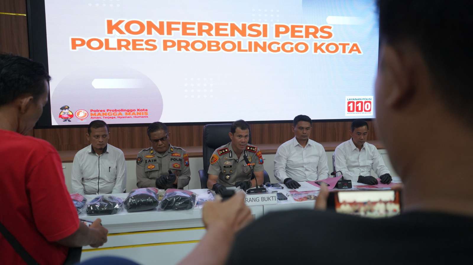 Foto: Polres Probolinggo Kota Konferensi pers kasus Penyalahgunaan BBM subsidi Bio Solar dan Pertalite beserta barang bukti ribuan liter BBM.