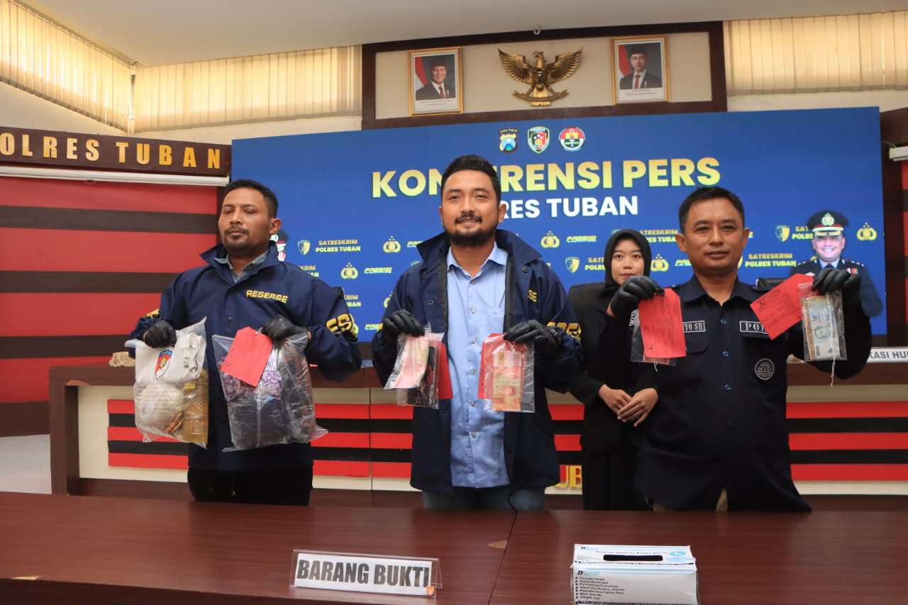 Foto: Satreskrim Polres Tuban menunjukkan barang bukti uang palsu pecahan Rp100 ribu hasil pengungkapan kasus di Pasar Wage Grabagan Tuban.