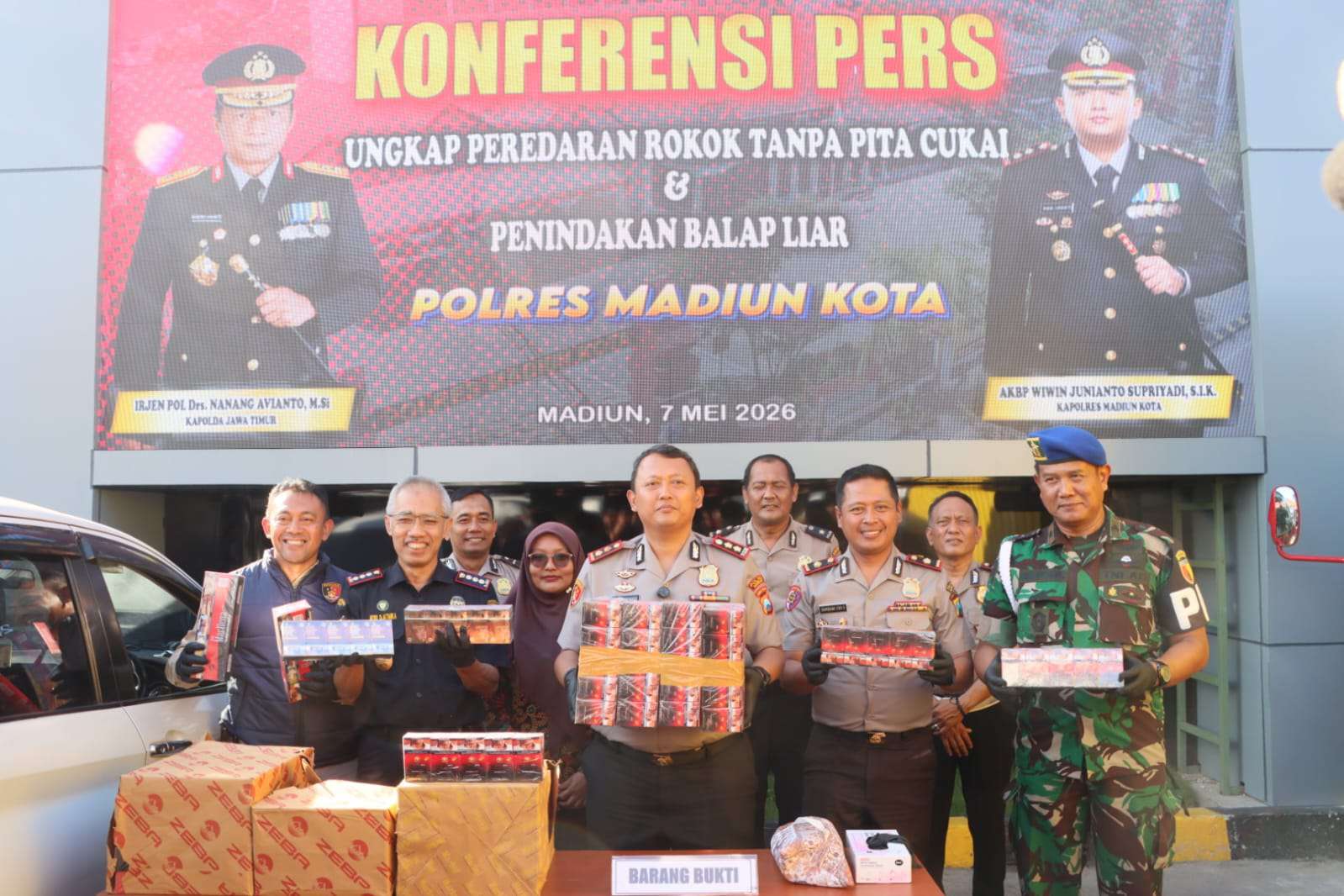 Foto:  Polres Madiun Kota dan Bea Cukai mengamankan truk pengangkut 3,1 juta batang rokok ilegal tanpa pita cukai di Rest Area Tol Kertosono–Solo.