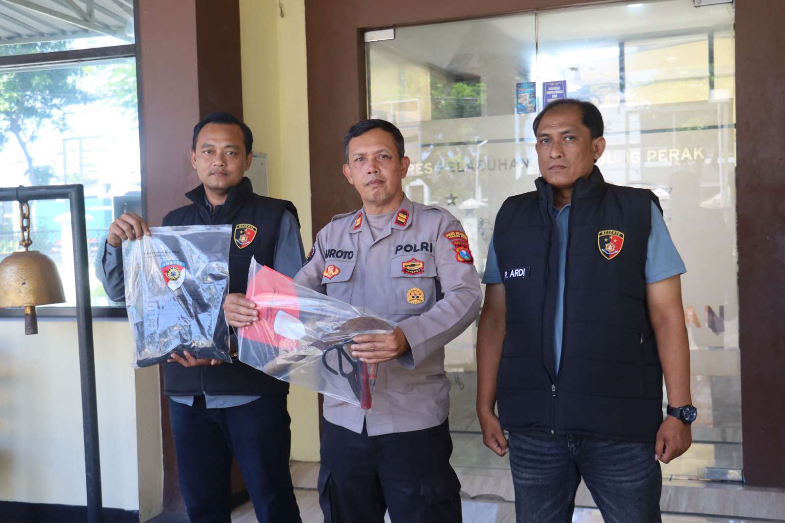 Foto: Polsek Kenjeran mengamankan pelaku pembobolan rumah di Bulak Banteng Surabaya akibat dendam persoalan burung merpati.