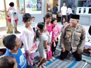 Polisi Sahabat Anak, Polsek Semampir Tanamkan Akhlak dan Semangat Belajar di Wonokusumo