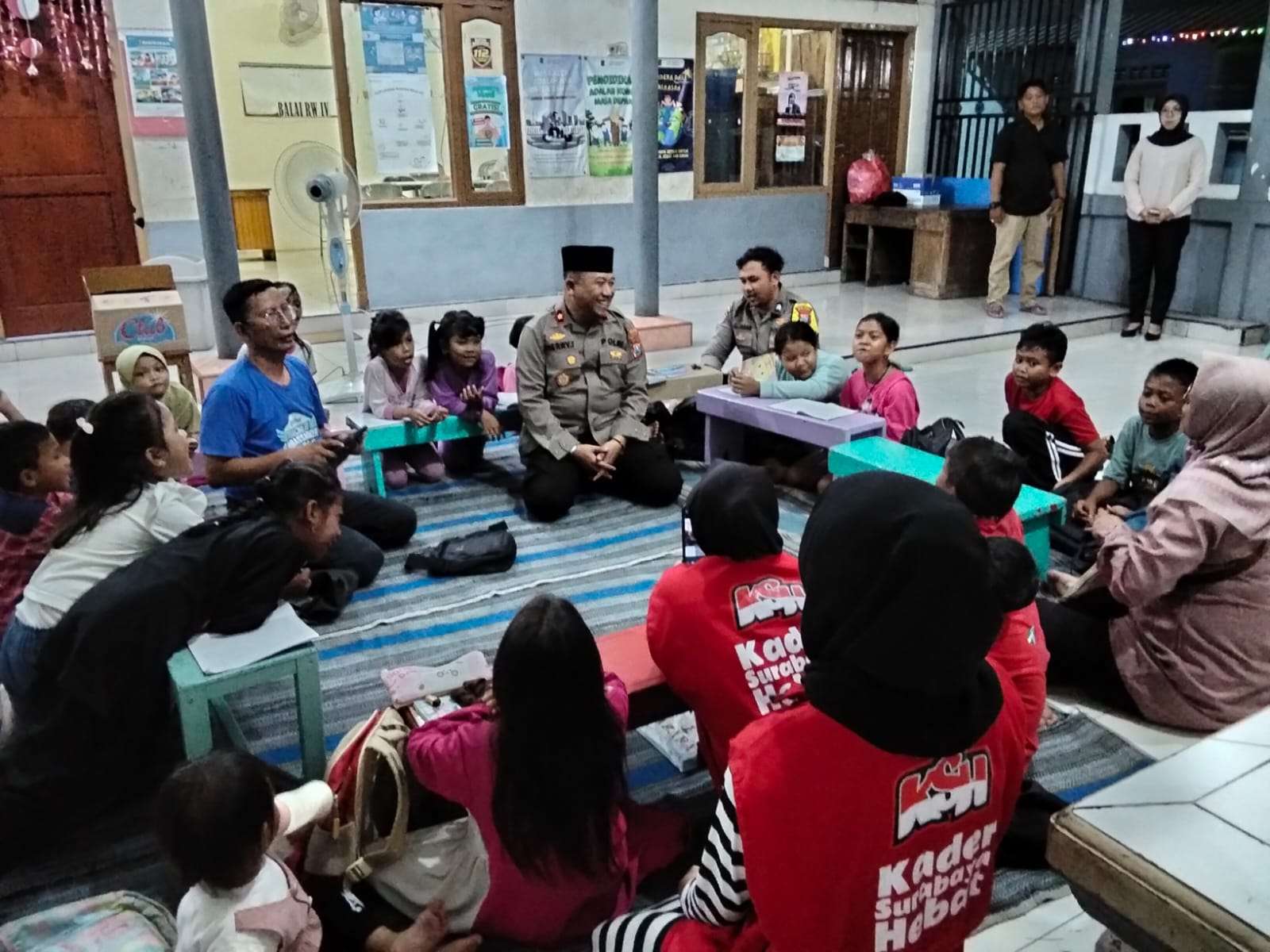 Foto: Kapolsek Semampir KOMPOL Herry Iswanto memberikan motivasi dan pendidikan karakter kepada anak-anak dalam program Polisi Sahabat Anak di Wonokusumo Surabaya.